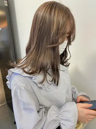 ミディアム 透け感カラー/ momo🦕のヘアスタイル