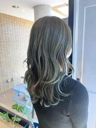 ロング カラー ツキダテ ユイのヘアスタイル
