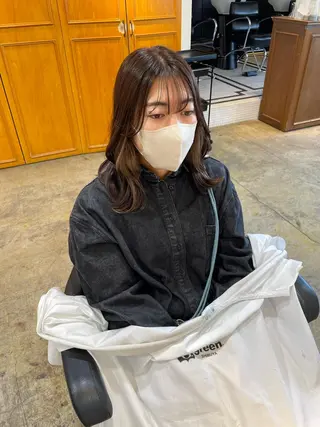 ミディアム カラー MIOベージュカラー 柔らかいカラーのヘアスタイル