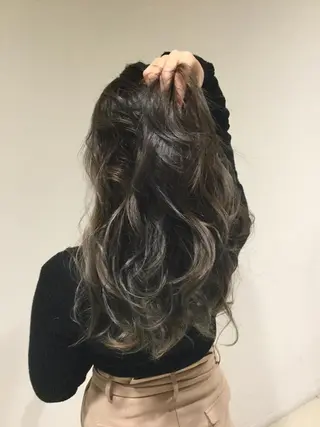 ロング カラー 本間 良のヘアスタイル