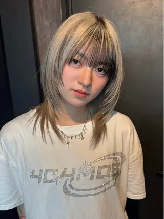 ミディアム TAKUMI ハイトーン/ウルフのヘアスタイル