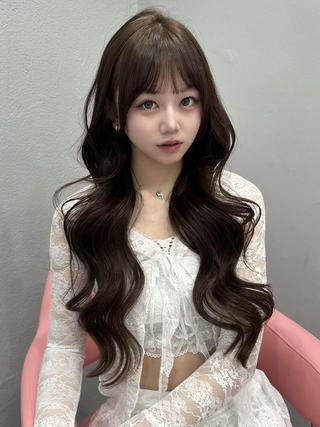 カラー ロング 𝑴𝑶𝑲𝑨渋谷 トレンド韓国ヘア🩷のヘアスタイル
