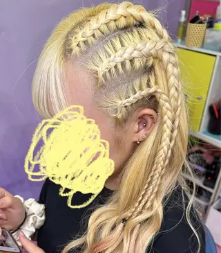 ロング ヘアアレンジ ♮やっしー♮ 🌈派手髪🌈のヘアスタイル