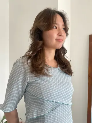 セミロング カラー 熊崎 葵のヘアスタイル