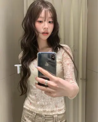 ロング カラー 岡田 舞綺のヘアスタイル