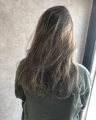 ロング カラー 顔周りレイヤーカット ブリーチminamiのヘアスタイル