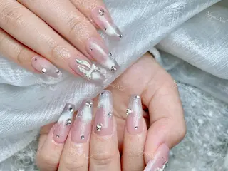 ネイル 🦋 Queenieのネイルデザイン