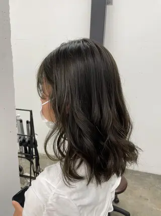ミディアム カラー 黒野 菜月のヘアスタイル