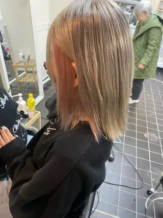 ミディアム 川上 麻梨阿のヘアスタイル