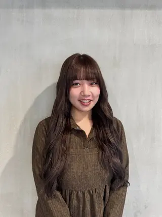 カラー 岡田 渚のヘアスタイル