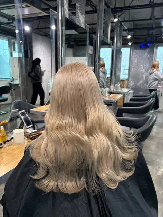 ロング カラー 透明感ベージュ/ レイヤー縮毛矯正のヘアスタイル