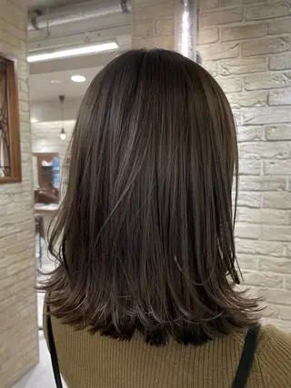 ミディアム 河上 麻衣/白髪ぼかしのヘアスタイル