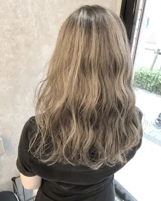 セミロング カラー 顔周りレイヤーカット ブリーチminamiのヘアスタイル