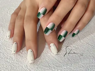 ミディアム SHE adusaのネイルデザイン