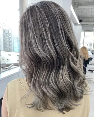 セミロング カラー ブリーチ 透明感HIDEのヘアスタイル