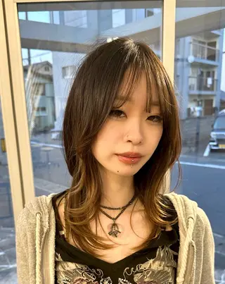 セミロング ハイトーン/ グレージュ/レイヤーのヘアスタイル