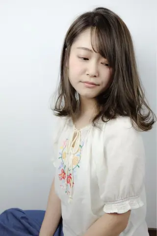 ミディアム 佐山 眞紀のヘアスタイル