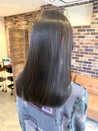 セミロング 艶髪／透け感カラー ／ＲＹＯのヘアスタイル