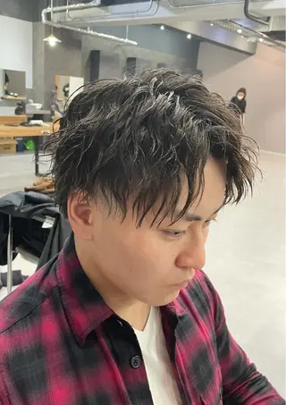 ミディアム カラー メンズ レイヤーカット 西村あきやのヘアスタイル