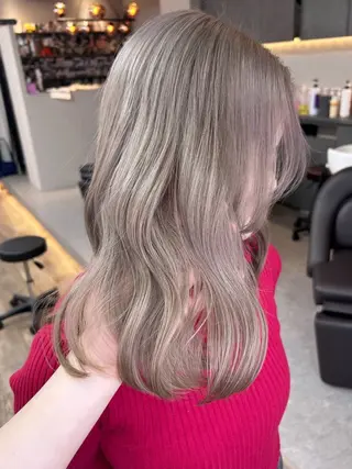 セミロング カラー Ayame / ハイトーンカラーのヘアスタイル