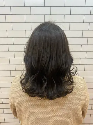 セミロング カラー TAI透明カラー 柔らかい縮毛矯正のヘアスタイル