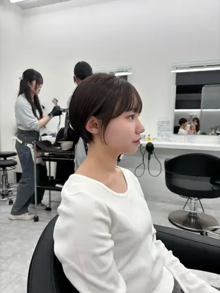 ショート カラー 抜け感レイヤー︴ ニュアンスカラーのヘアスタイル