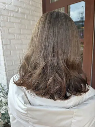 セミロング qpulaあいみ 透明感カラーのヘアスタイル