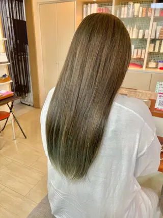 ロング カラー 黒崎 美乃里のヘアスタイル