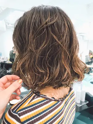 カラー 💓パーマ，💗 レイヤーカットのヘアスタイル