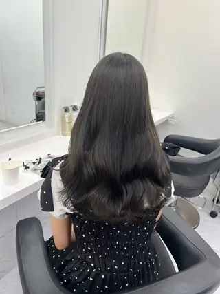ロング 寒色/ベージュヘア ブリーチありMiOのヘアスタイル