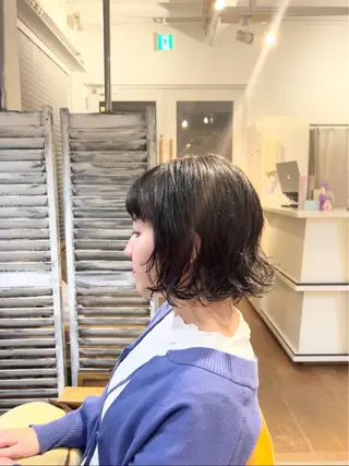 ショート バタフライレイヤー/ ニシトモユキのヘアスタイル
