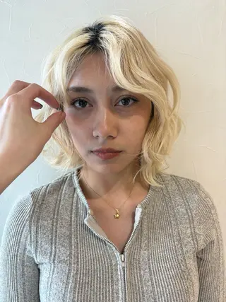 ミディアム カラー ベージュ/ Yunaのヘアスタイル