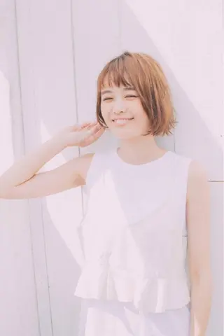 ミディアム 佐藤 香織のヘアスタイル