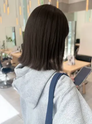 セミロング カラー ミオ💎ショート 透ける暗髪のヘアスタイル
