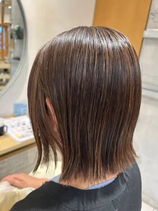 ミディアム カラー ハイライトカラー レイヤーカットのヘアスタイル