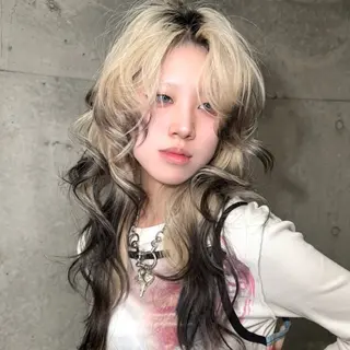 ロング YUI/ ハイトーン デザインカラーのヘアスタイル