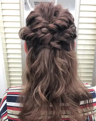 ロング ヘアアレンジ レイヤーカット✖️ 柔らかベージュカラーのヘアスタイル
