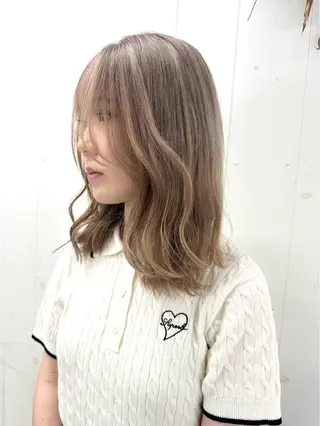 カラー 🩵HOLLY🩵 ブリーチ🩵カレンのヘアスタイル