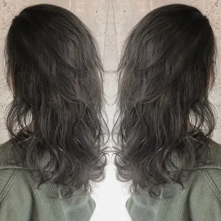 ミディアム カラー 小島 侑衣のヘアスタイル