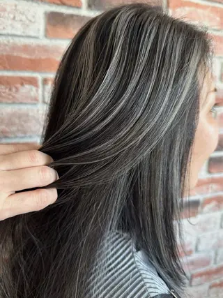 ロング 對比地 茜のヘアスタイル