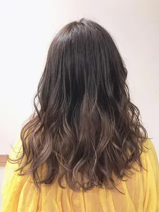 セミロング カラー ヘアアレンジ 🦋美髪／エクステ 🦋アベイクミのヘアスタイル