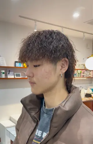 ショート パーマ 岡田 駿也のヘアスタイル