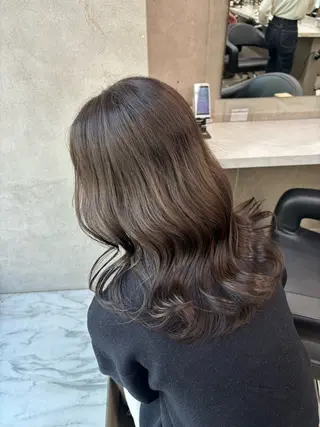 セミロング カラー 抜け感レイヤー︴ ニュアンスカラーのヘアスタイル