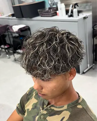 カラー パーマ メンズ シャドウ/フェザー 朝崎倭斗のヘアスタイル