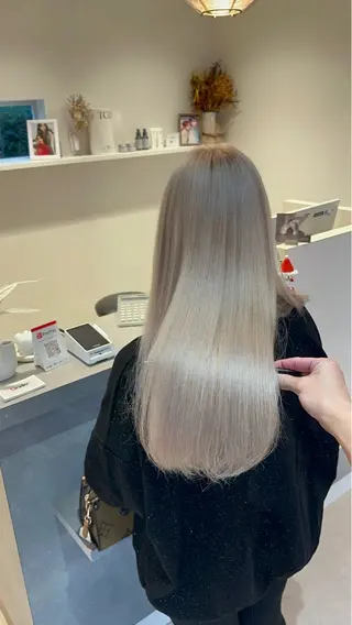 ロング カラー ダメージレスブリーチ HIROSHIのヘアスタイル