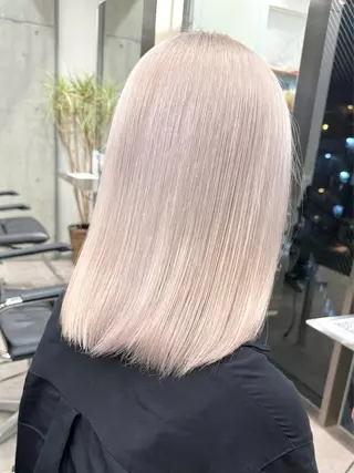 ミディアム ハイトーン💎 ホワイトベージュ坪谷のヘアスタイル