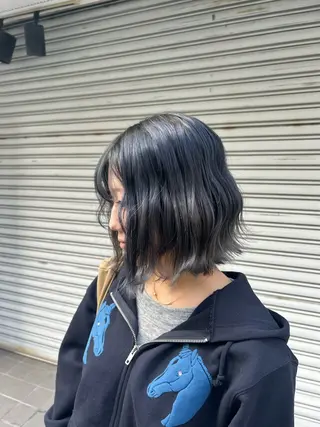ミディアム カラー 越阪部 碧子のヘアスタイル