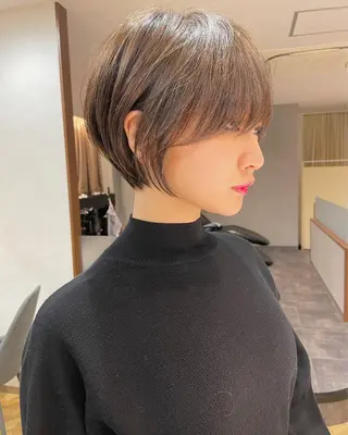 ショート 透明感オリーブ🫒/ ブリーチなしWカラーのヘアスタイル