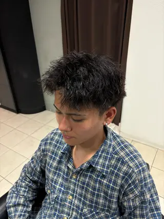 ショート パーマ メンズ 塩田 稜真のヘアスタイル