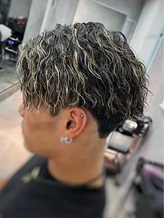 ミディアム カラー パーマ メンズ メンズパーマ 橋本貴志ブリーチのヘアスタイル